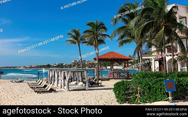 06 December 2023, Mexico, Playa del Carmen: Deck chairs can be seen on the beach of the resort ""Mamita's"". (to dpa ""xxxxx) (to dpa-KORR ""Scar in paradise:...