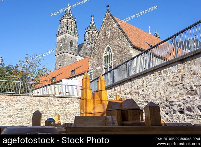 29 September 2020, Saxony-Anhalt, Magdeburg: At the foot of the cathedral there is a model of the sacred building. This year marks the 500th anniversary of the...