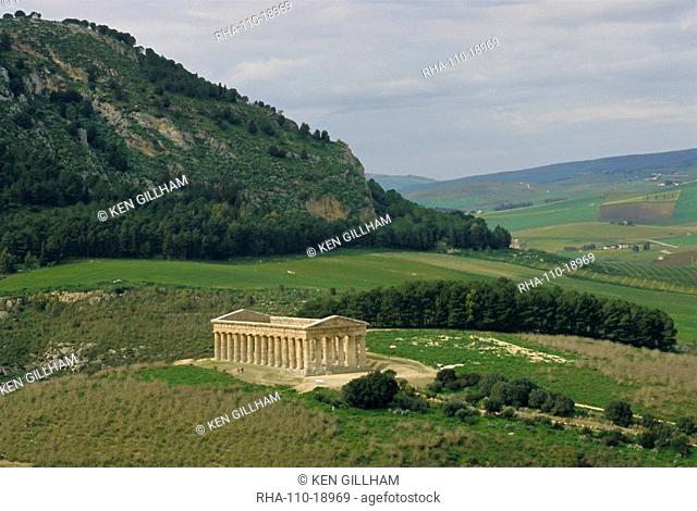 Doric Temple of Segesta dating from 430 BC, Segesta, Sicily, Italy, Europe