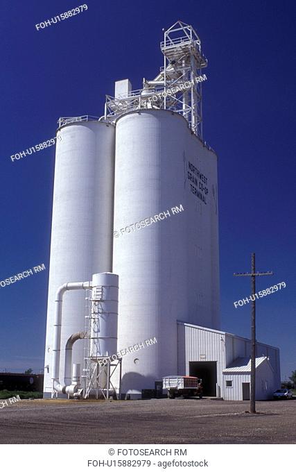 North Dakota, Tall white grain elevator in Williston