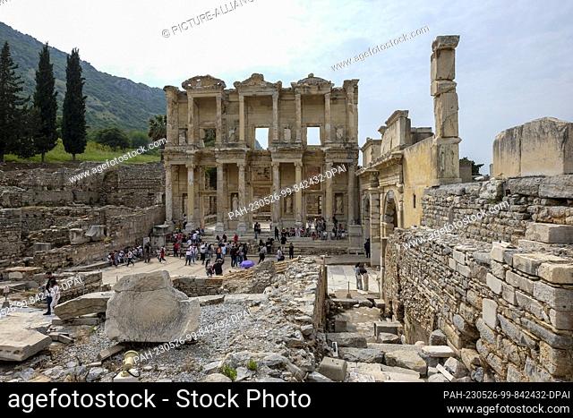 PRODUCTION - 11 May 2023, Turkey, Selcuk: Numerous tourists visit the ancient city of Ephesus with the Celsus Library. It was a metropolis of the Aegean region...