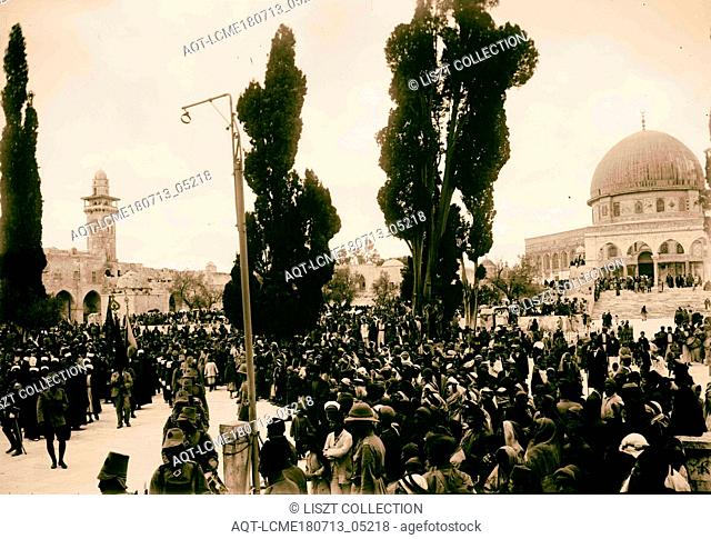 Holy flags arriving at Mosque el-Aksa, al-Aqsa, Nebi Musa procession 1918, Jerusalem, Israel