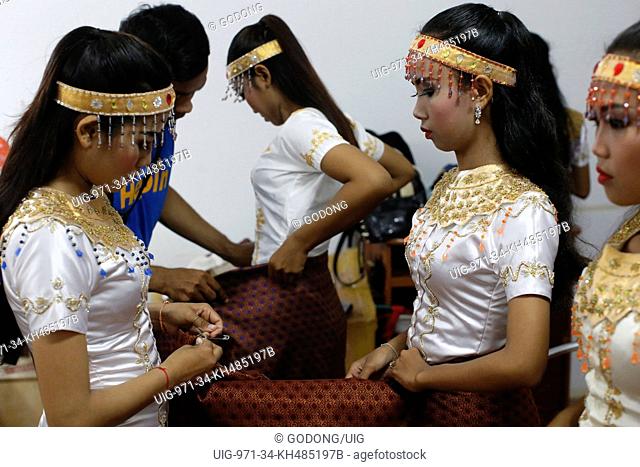 Phare Ponleu Selpak. Dressing for a performance in Battambang