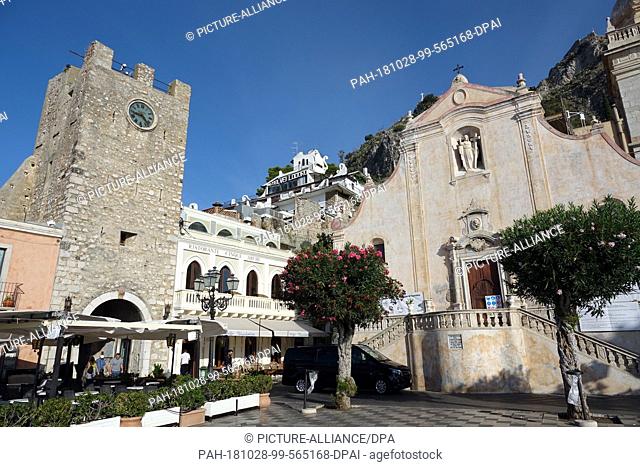 09 September 2018, Italy, Taormina: The Torre dell'Orologio (L, clock tower) and the church of San Giuseppe (R) in Piazza IX, Aprile