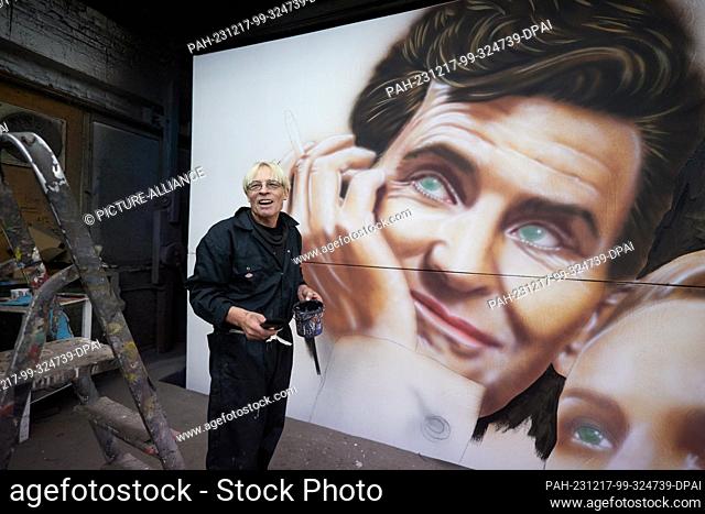PRODUCTION - 30 November 2023, Berlin: Cinema poster painter Götz Valien works in his studio on a poster for the film ""Maestro""