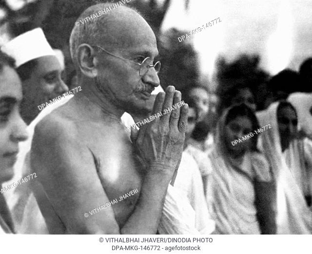 Mahatma Gandhi greeting people at Juhu Beach ; Mumbai ; May 1944 ; India NO MR