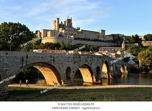 France, Herault, Beziers, St Nazaire Cathedral and the Pont Vieux on the Orb River