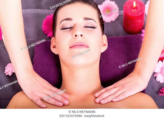 entspannte junge frau bei einer gesichts kopf massage
