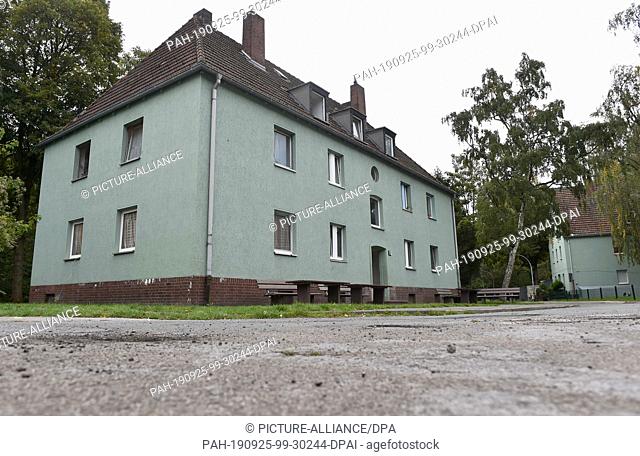 25 September 2019, North Rhine-Westphalia: Empty benches and tables stand in front of a house in the refugee accommodation Zechenring in Herne