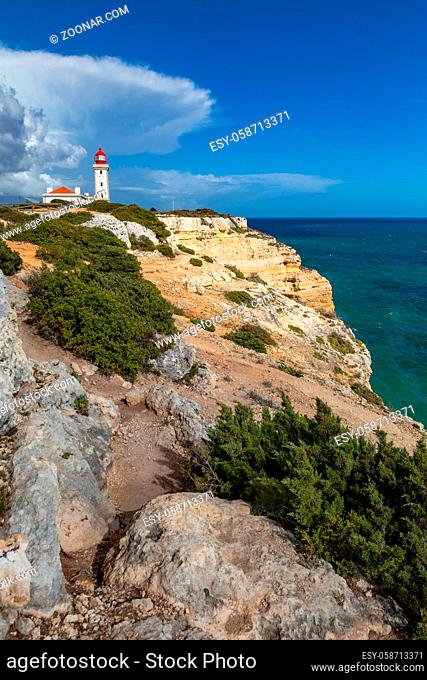 Farol de Alfanzina, ein Leuchtturm bei Carvoeiro an der Südküste der Algarve, Portugal. Farol de Alfanzina, a lighthouse near Carvoeiro at the southern coast of...