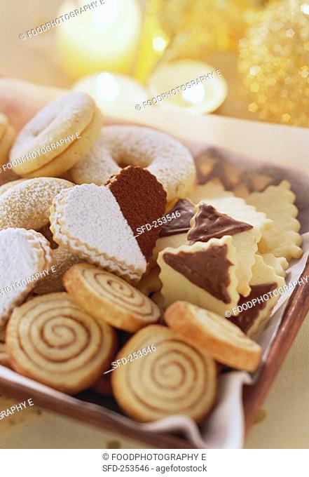 Christmas biscuits: cinnamon snails, hearts and rings