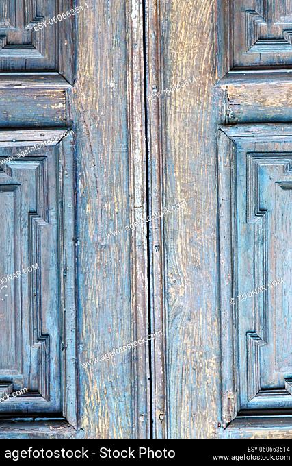 italy patch lombardy  cross castellanza blur  abstract  rusty brass brown knocker in a door curch closed wood
