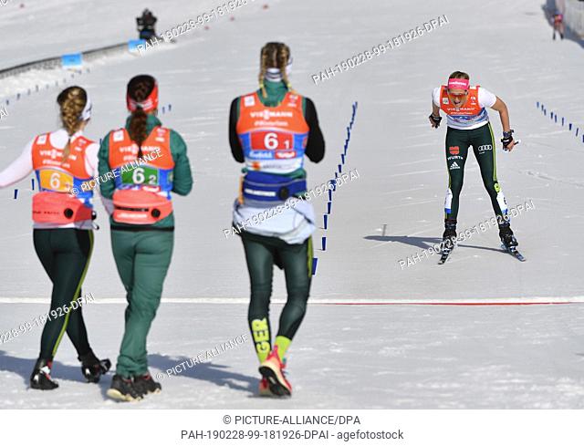 28 February 2019, Austria, Seefeld: Nordic skiing: World championship, cross-country - relay 4 x 5 km, women. Laura Gimmler (r) from Germany finishes and is...