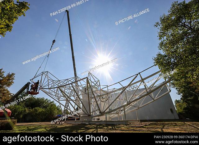 26 September 2023, Saxony, Schkeuditz: Employees of mtex antenna technology GmbH assemble the prototype of an 18-meter parabolic antenna as part of what will be...