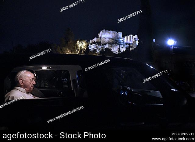 Pope Francis short stop to admire the Acropolis of Athens (Greece), December 4th, 2021..RESTRICTED TO EDITORIAL USE - Vatican Media / Spaziani
