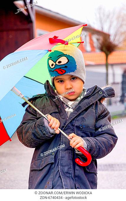 Kind mit Regenschirm, Symbol für Kindheit, Solidarität, Hilfe, Hilfspaket, Rettungsschirm