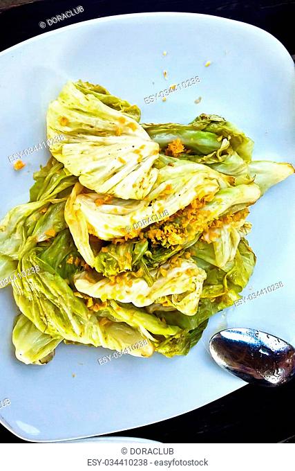 Stir-fried cabbage with fish sauce