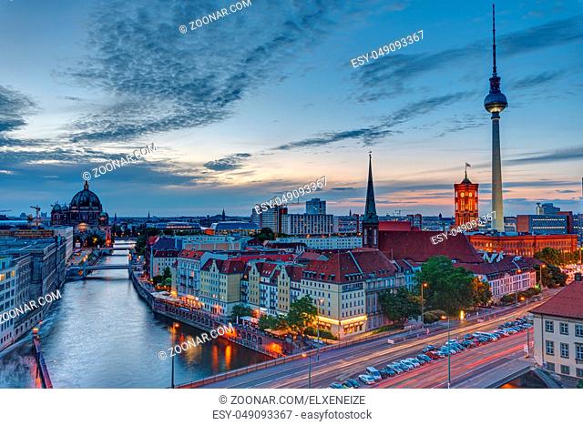 Die Berliner Innenstadt mit dem berühmten Fernsehturm in der Abenddämmerung