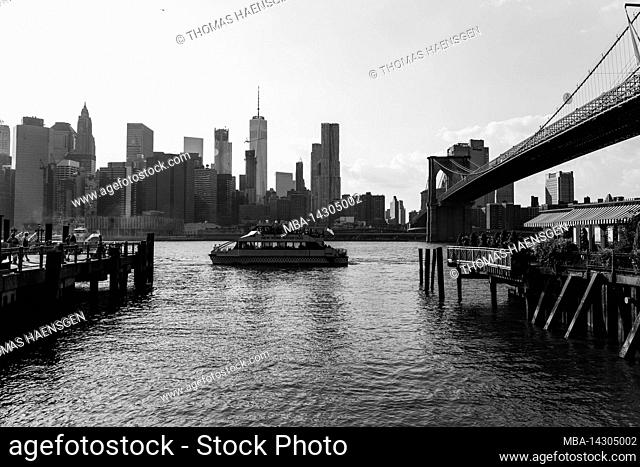Brooklyn Heights, New York City, NY, USA, The New York Watertaxi and the Brooklyn Bridge over East River