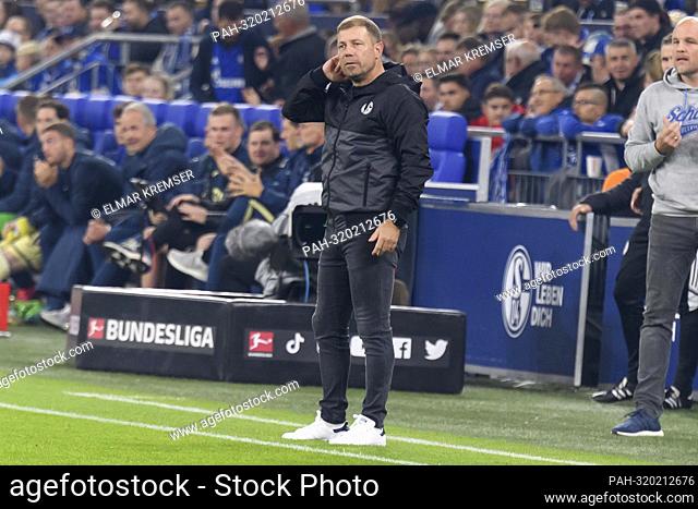 coach Frank KRAMER (GE) gives instruction, instructions, gesture, gesture, soccer 1st Bundesliga, 10th matchday, FC Schalke 04 (GE) - TSG 1899 Hoffenheim (1899)...