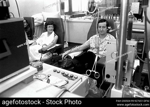17 May 1980, Saxony, Leipzig: At the dialysis centre of the Karl Marx University Leipzig. Photo: Volkmar Heinz/dpa-Zentralbild/ZB