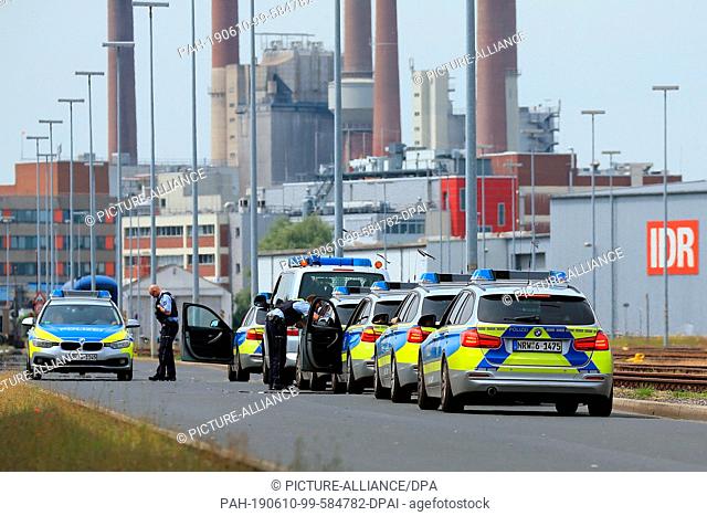 10 June 2019, North Rhine-Westphalia, Duesseldorf: Police vehicles are parked near a waste disposal plant where a column of dangerous goods from the fire...