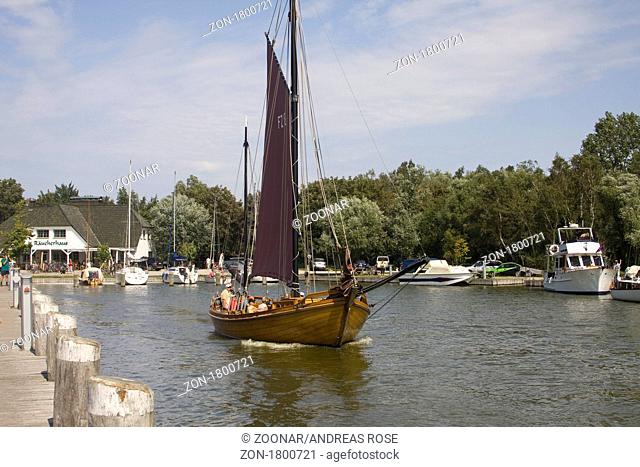 Ein traditionelles Zeesboot im Hafen von Althagen bei Ahrenshoop auf dem Darß, Mecklenburg-Vorpommern