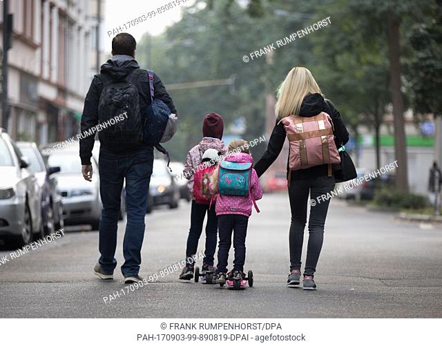 dpatop - The Konta family leaves the restriced zone with their children in Frankfurt am Main, Germany, 3 September 2017. Up to 70