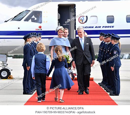 09 July 2019, Thuringia, Erfurt: The Belgian royal couple King Philippe and Queen Mathilde are greeted by flower children at Erfurt-Weimar airport