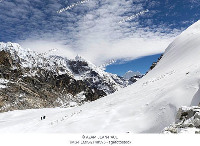 Nepal, Sagarmatha National Park, listed as World Heritage by UNESCO, Solu Khumbu District, climbers crossing the Cho La glacier