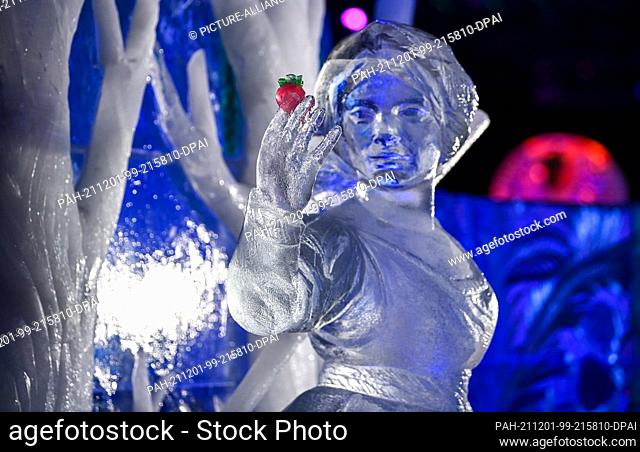 01 December 2021, Brandenburg, Elstal: Fairytale figures made of ice in matching fairytale landscapes can be seen this year in the Elstal Ice World on the...