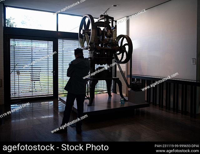 PRODUCTION - 17 November 2023, Bremen: A visitor looks at a drawing press from the Koch & Bergfeld silverware factory. On November 19, 2023