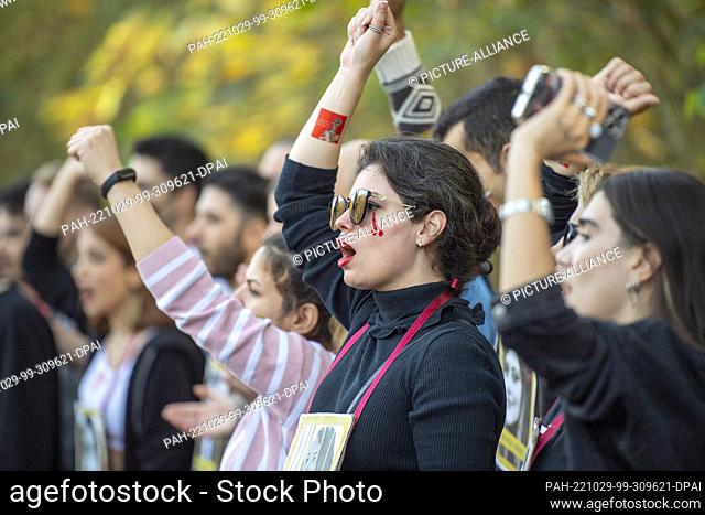 29 October 2022, Berlin: Participants of a solidarity demonstration with the protesters in Iran form a human chain on the Straße des 17