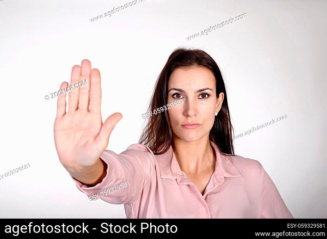 junge Frau zeigt Stopp  beautiful young woman showing stop with one hand