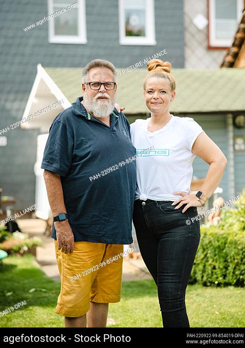 26 August 2022, Lower Saxony, Bockenem: Julia and Peter Fricke stand in the family's garden in Bockenem. Peter Fricke received a donor heart a good 30 years ago