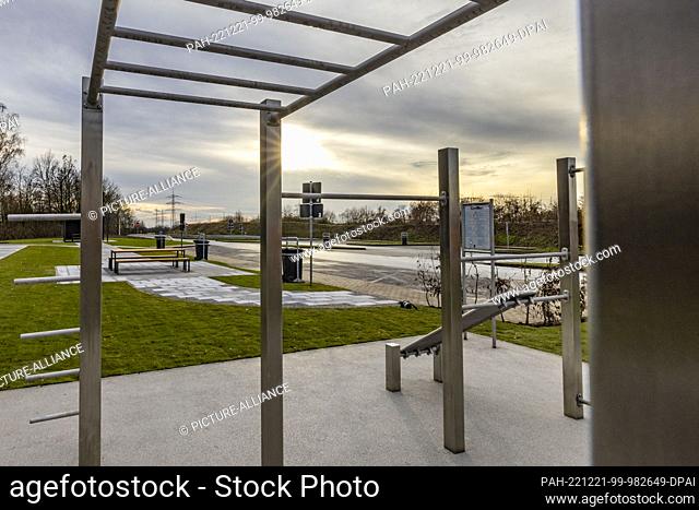 21 December 2022, North Rhine-Westphalia, Leverkusen: Calisthenics Park sports equipment stands at the redesigned rest area