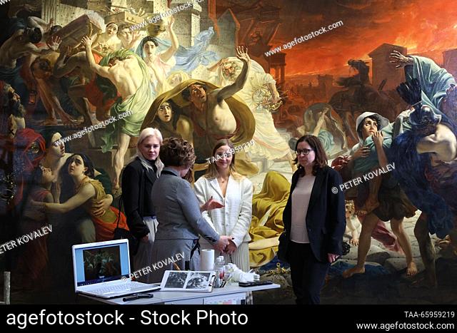 RUSSIA, ST PETERSBURG - 21 de diciembre de 2023: Los funcionarios del museo informan a la prensa sobre el comienzo de la restauración de la historia de Karl...