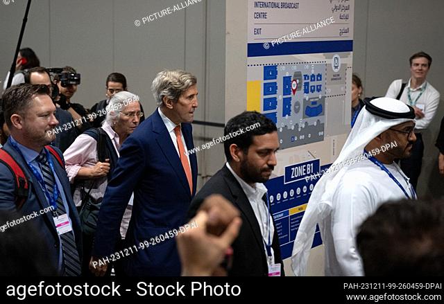 11 December 2023, United Arab Emirates, Dubai: John Kerry (M), the US President's Special Envoy for Climate Action, is on his way to negotiations