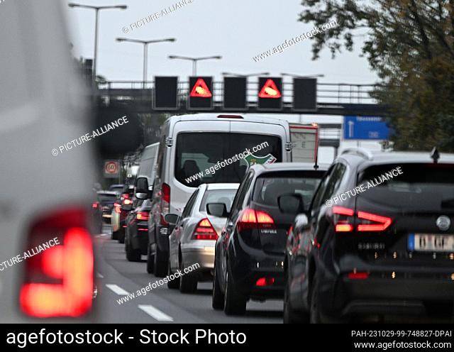 26 October 2023, Berlin: Cars and delivery vehicles are stuck in traffic jams on the A100 city highway near the Charlottenburg interchange