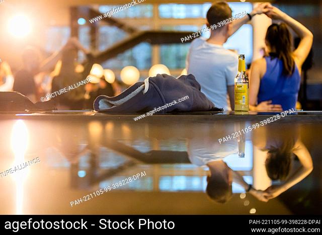 05 November 2022, Berlin: A sweater lies on the edge of the dance floor in the foyer of the Deutsche Oper during a free swing or Lindy Hop dance class to warm...
