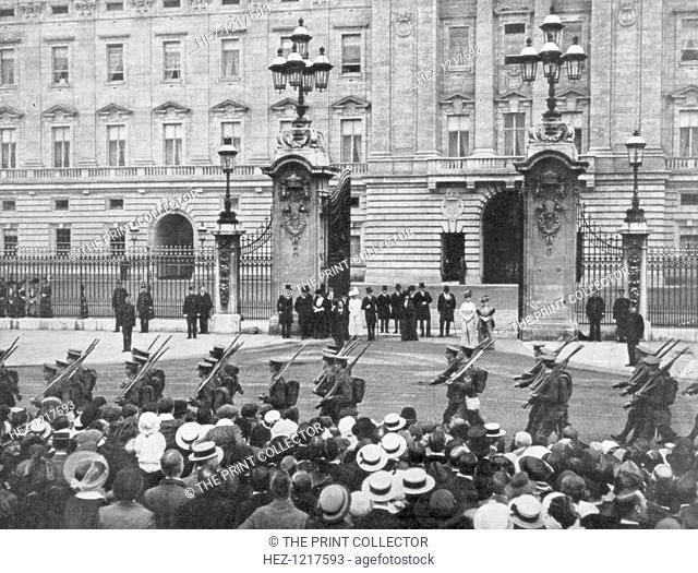 British soldiers marching past Buckingham Palace, London, August 1914. Crowds watch troops of the British Expeditionary Force (BEF) mobilising in the early days...