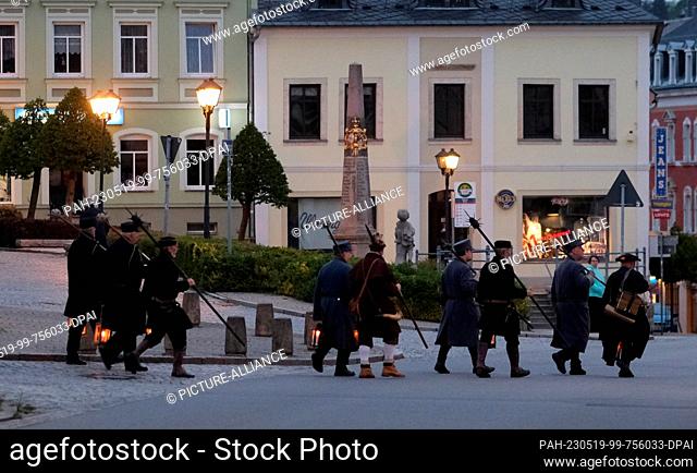 19 May 2023, Saxony, Zwönitz: Night watchmen walk through the market. From 19 to 21.05.2023, the 38th European Night Watchman and Turk Meeting of the guild of...