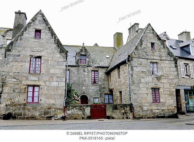 France, North-Western France, Brittany, Roscof harbour, old traditional granit house in the city center
