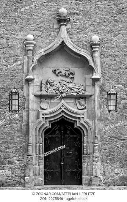 Am Merseburger Doms befindet sich dieses Portal, über das ein erwachender Mann im orientalischen Gewand auf einem Ruhebett dargestellt ist