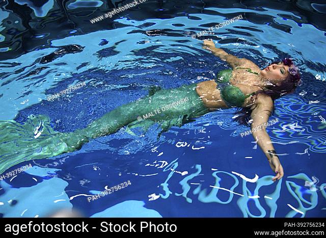Mermaids in the diving tower, diving pool, diving, general, feature, edge motif, symbol photo Messe Boot 2023 in Duesseldorf from January 21 to 29, 2023