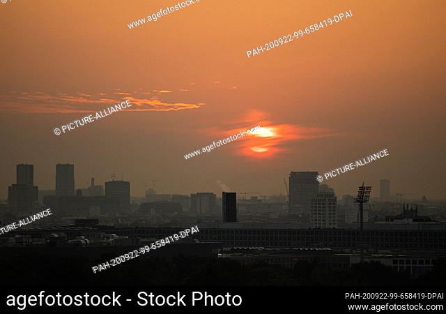 22 September 2020, Berlin: The sun rises behind the Berlin skyline. Photo: Christophe Gateau/dpa. - Berlin/Berlin/Germany