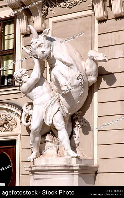 SQUARE COURTYARD OF HOFBURG PALACE, STATUE ON THE FACADE, VIENNA, AUSTRIA