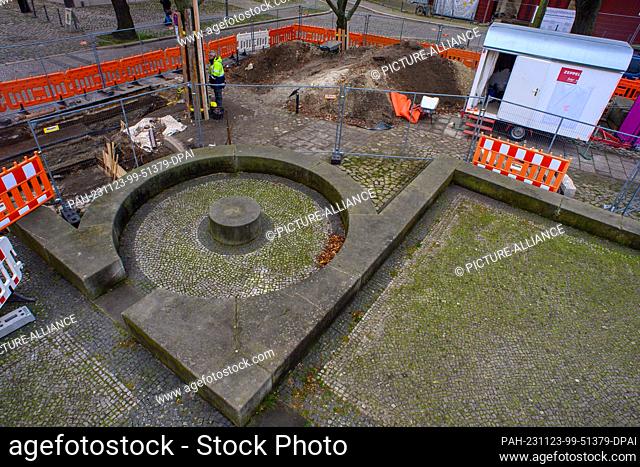 23 November 2023, Saxony-Anhalt, Magdeburg: Archaeologists from the Saxony-Anhalt State Office for the Preservation of Monuments and Archaeology examine wall...