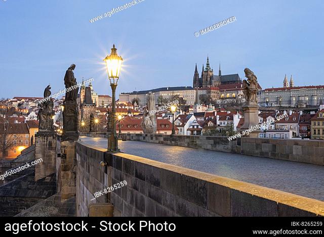 Karlsbrücke, Veitsdom, Prager Burg, Morgendämmerung, Prag, Tschechien