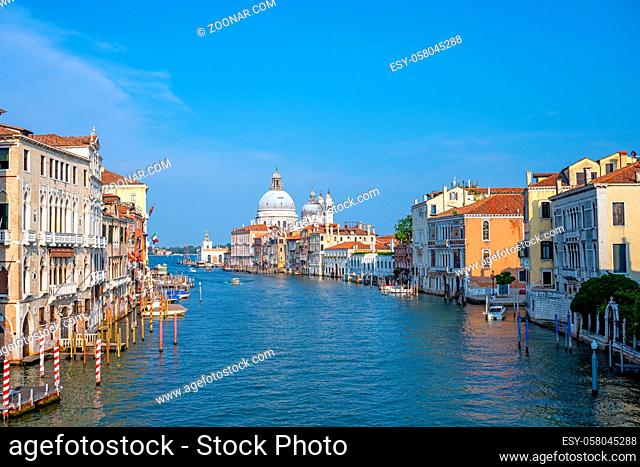 Der Canal Grande in Venedig an einem sonnigen Tag